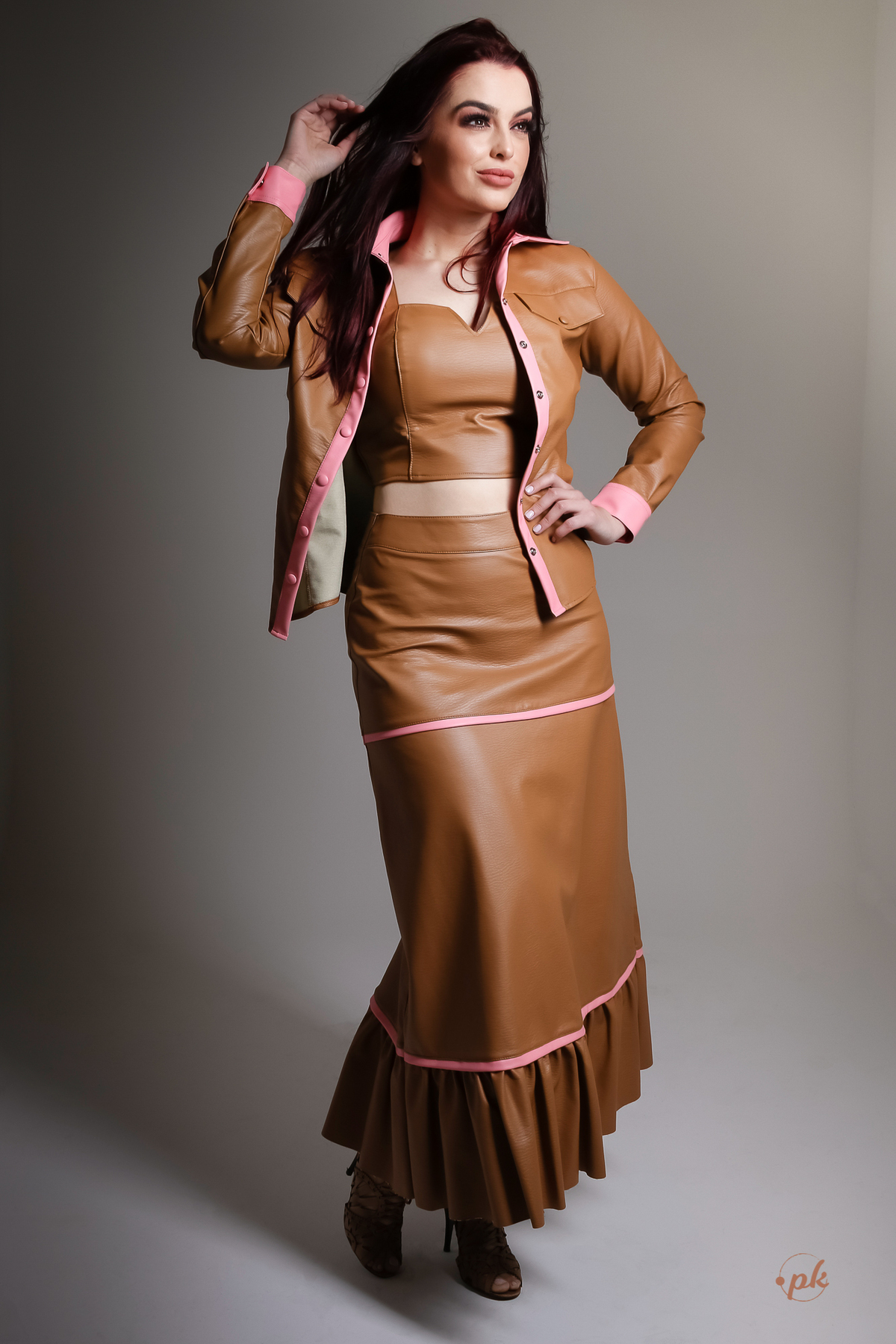 Ensaio Feminino, Parkolor Fotografia, foto, filmagem, drone, Gravataí, estúdio, make, sexy, carão, look, sorriso, fotos P&b, fotos preto e branco, lingerie, modelo de loja, roupa preta, bota cano alto, vestido suede marrom, bolsa, assessório, 