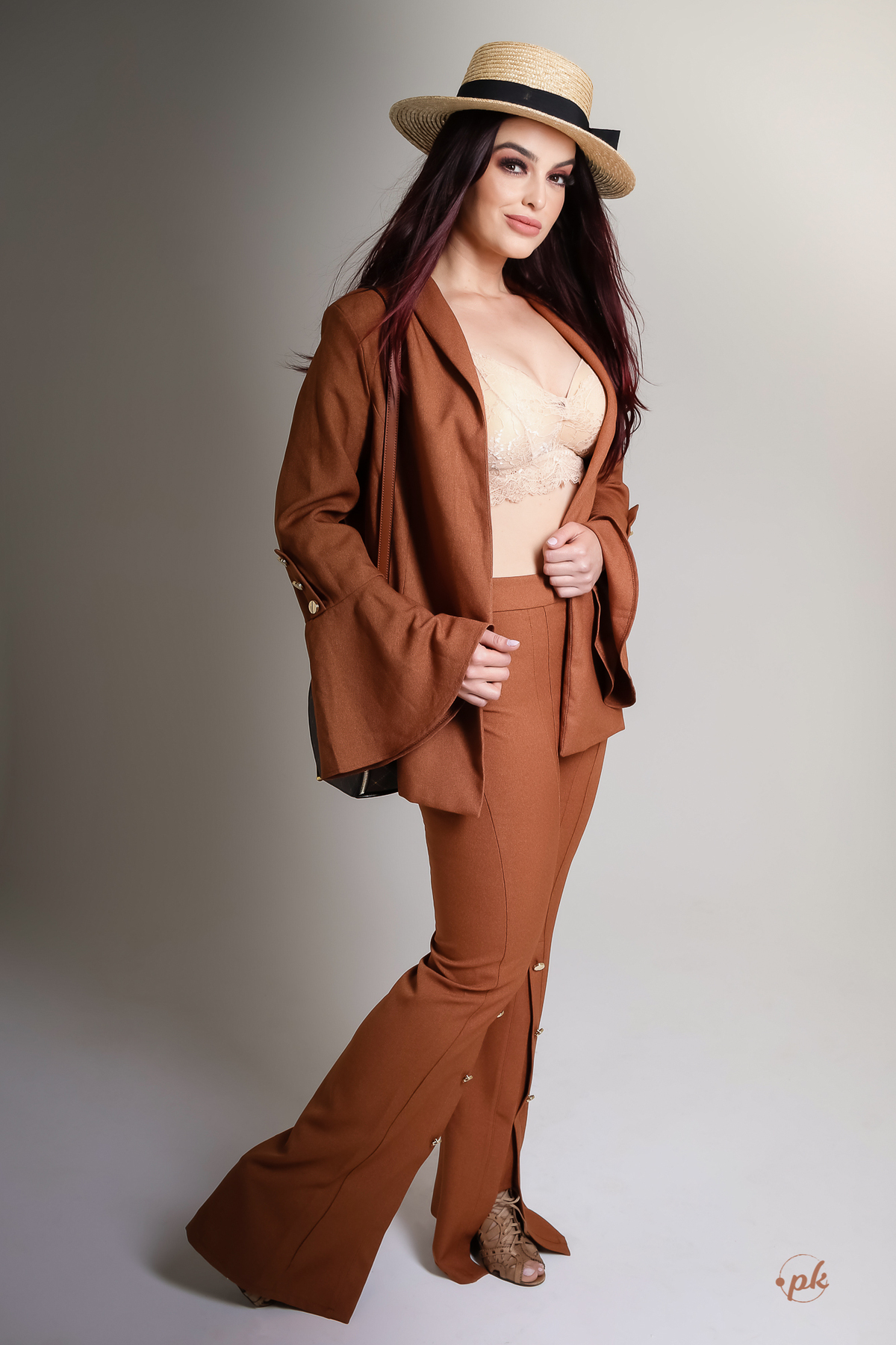 Ensaio Feminino, Parkolor Fotografia, foto, filmagem, drone, Gravataí, estúdio, make, sexy, carão, look, sorriso, fotos P&b, fotos preto e branco, lingerie, modelo de loja, roupa preta, bota cano alto, vestido suede marrom, bolsa, assessório, 