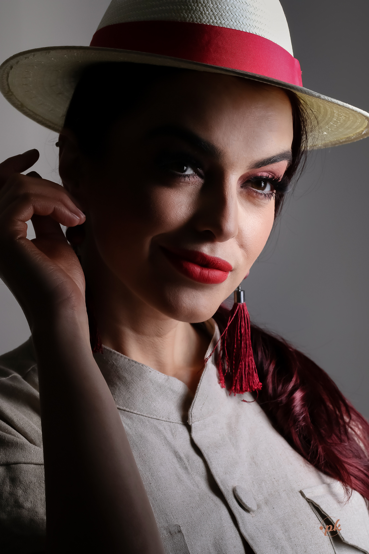 Ensaio Feminino, Parkolor Fotografia, foto, filmagem, drone, Gravataí, estúdio, make, sexy, carão, look, sorriso, fotos P&b, fotos preto e branco, lingerie, modelo de loja, roupa preta, bota cano alto, vestido suede marrom, bolsa, assessório, 