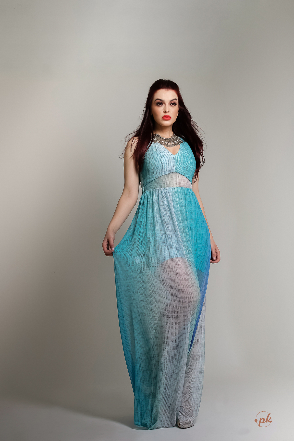 Ensaio Feminino, Parkolor Fotografia, foto, filmagem, drone, Gravataí, estúdio, make, sexy, carão, look, sorriso, fotos P&b, fotos preto e branco, lingerie, modelo de loja, roupa preta, bota cano alto, vestido suede marrom, bolsa, assessório, 