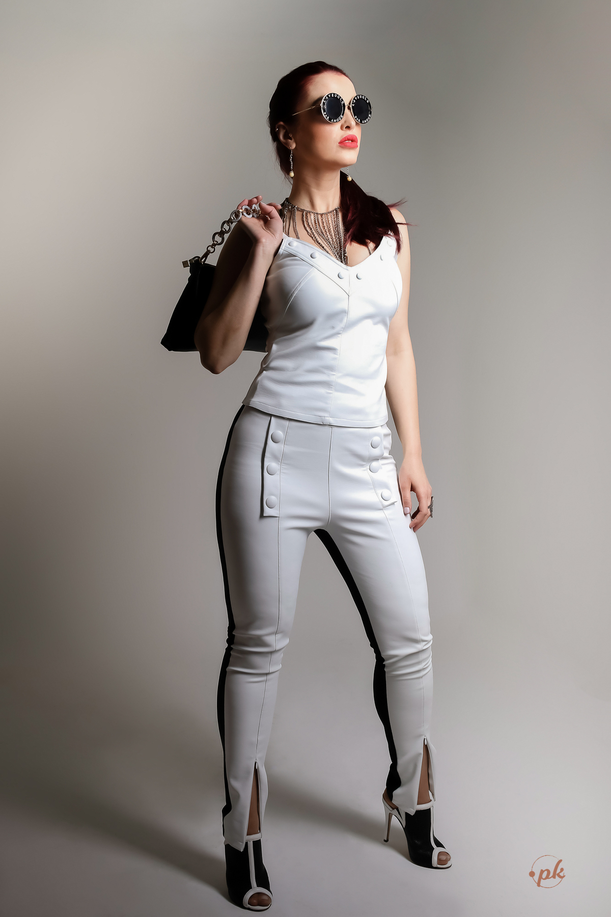 Ensaio Feminino, Parkolor Fotografia, foto, filmagem, drone, Gravataí, estúdio, make, sexy, carão, look, sorriso, fotos P&b, fotos preto e branco, lingerie, modelo de loja, roupa preta, bota cano alto, vestido suede marrom, bolsa, assessório, 