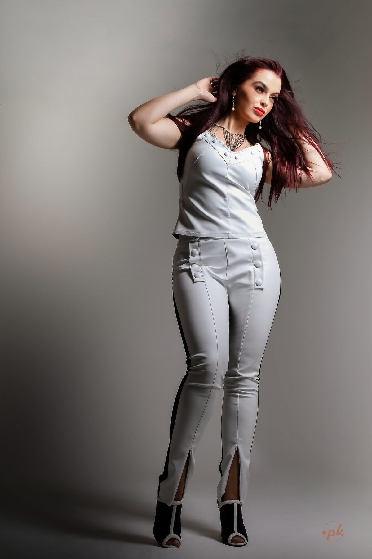 Ensaio Feminino, Parkolor Fotografia, foto, filmagem, drone, Gravataí, estúdio, make, sexy, carão, look, sorriso, fotos P&b, fotos preto e branco, lingerie, modelo de loja, roupa preta, bota cano alto, vestido suede marrom, bolsa, assessório, 