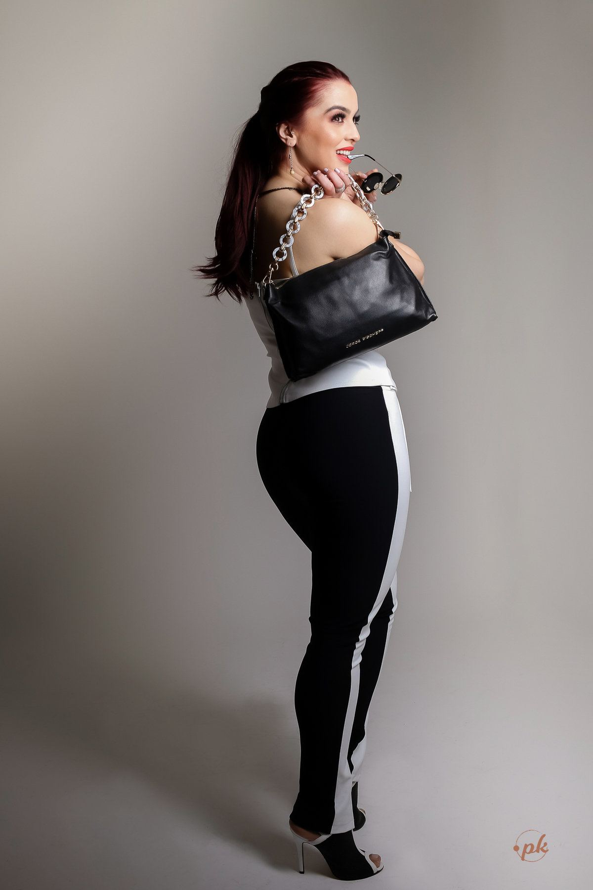 Ensaio Feminino, Parkolor Fotografia, foto, filmagem, drone, Gravataí, estúdio, make, sexy, carão, look, sorriso, fotos P&b, fotos preto e branco, lingerie, modelo de loja, roupa preta, bota cano alto, vestido suede marrom, bolsa, assessório, 