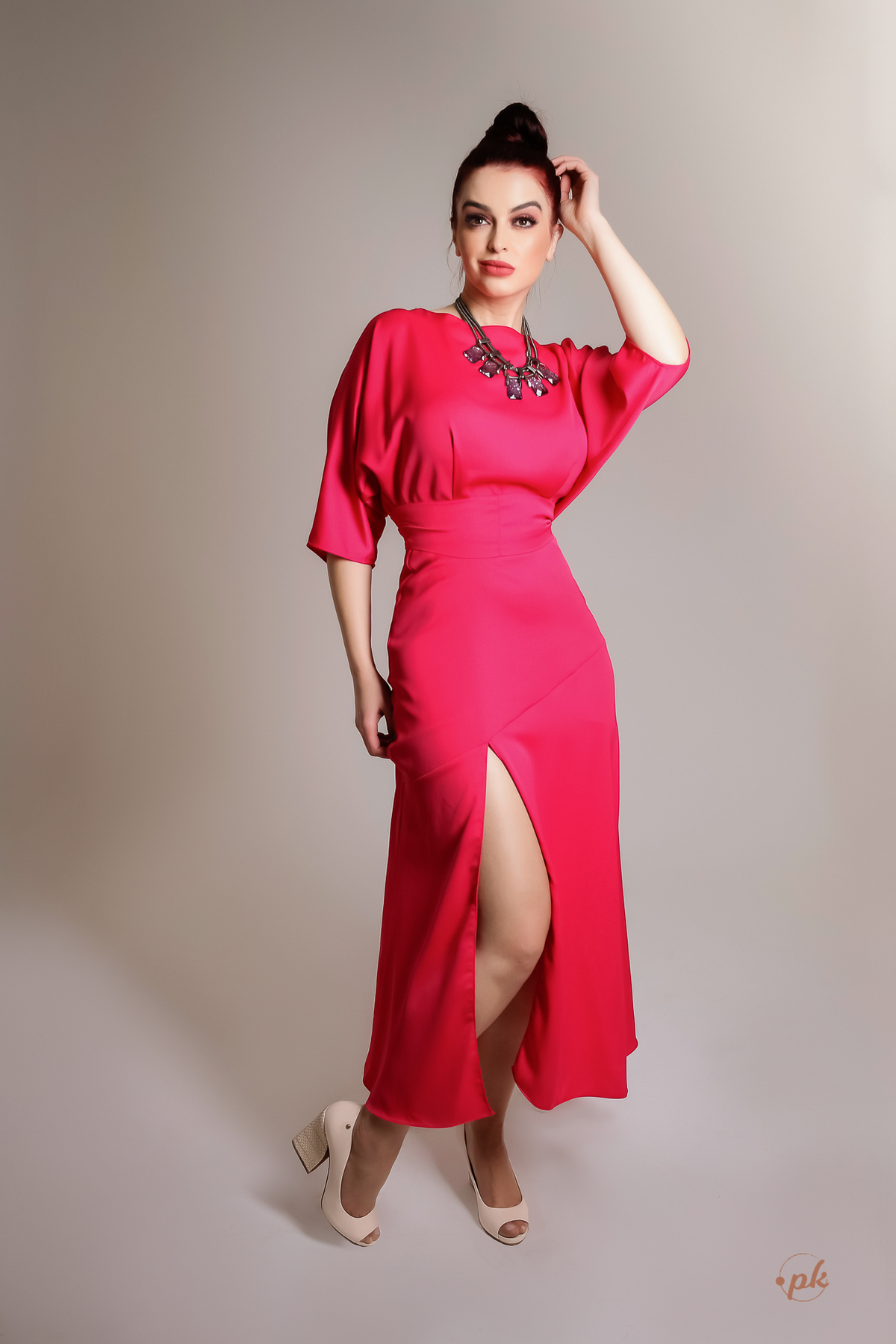 Ensaio Feminino, Parkolor Fotografia, foto, filmagem, drone, Gravataí, estúdio, make, sexy, carão, look, sorriso, fotos P&b, fotos preto e branco, lingerie, modelo de loja, roupa preta, bota cano alto, vestido suede marrom, bolsa, assessório, 