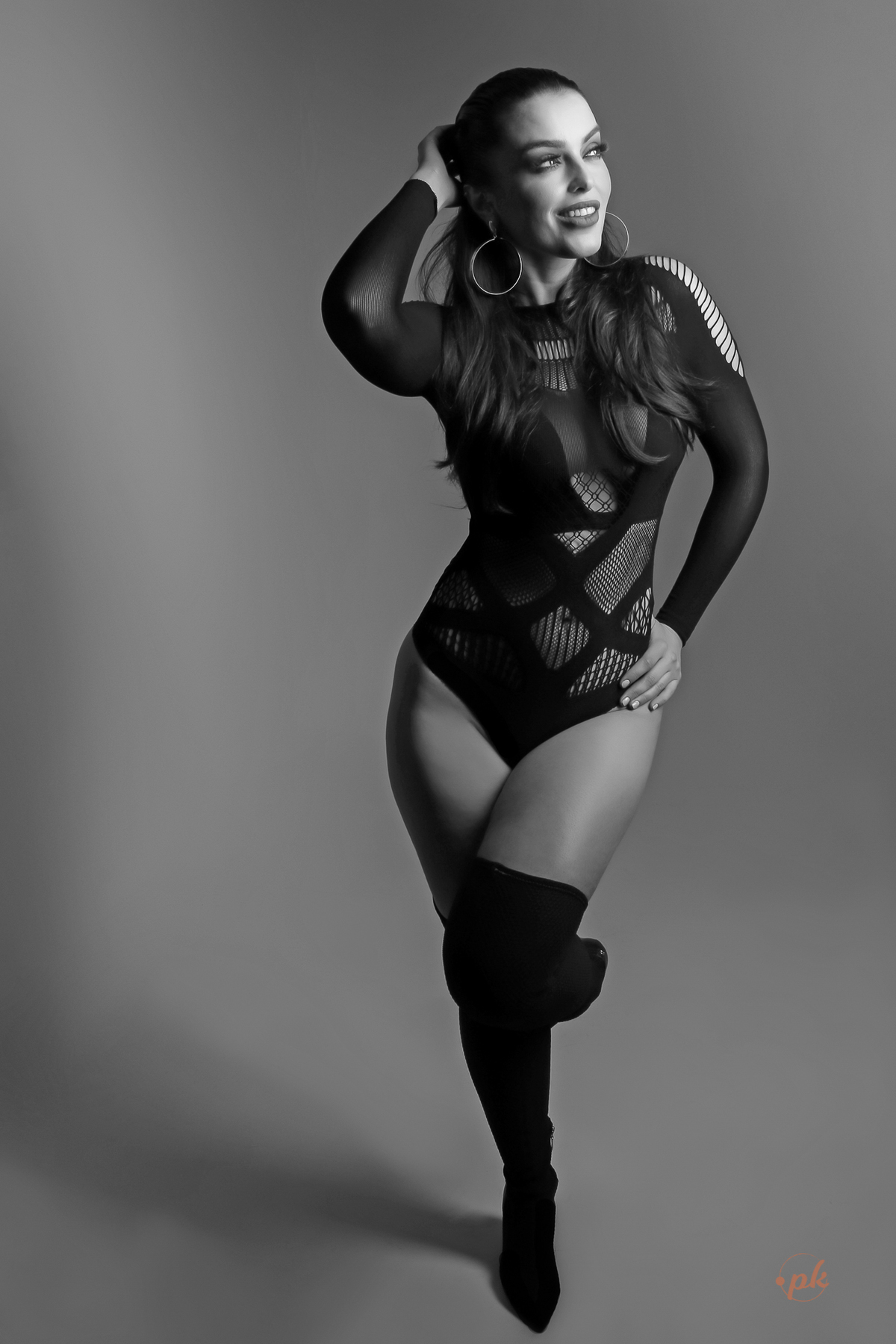 Ensaio Feminino, Parkolor Fotografia, foto, filmagem, drone, Gravataí, estúdio, make, sexy, carão, look, sorriso, fotos P&b, fotos preto e branco, lingerie, modelo de loja, roupa preta, bota cano alto, vestido suede marrom, bolsa, assessório, 