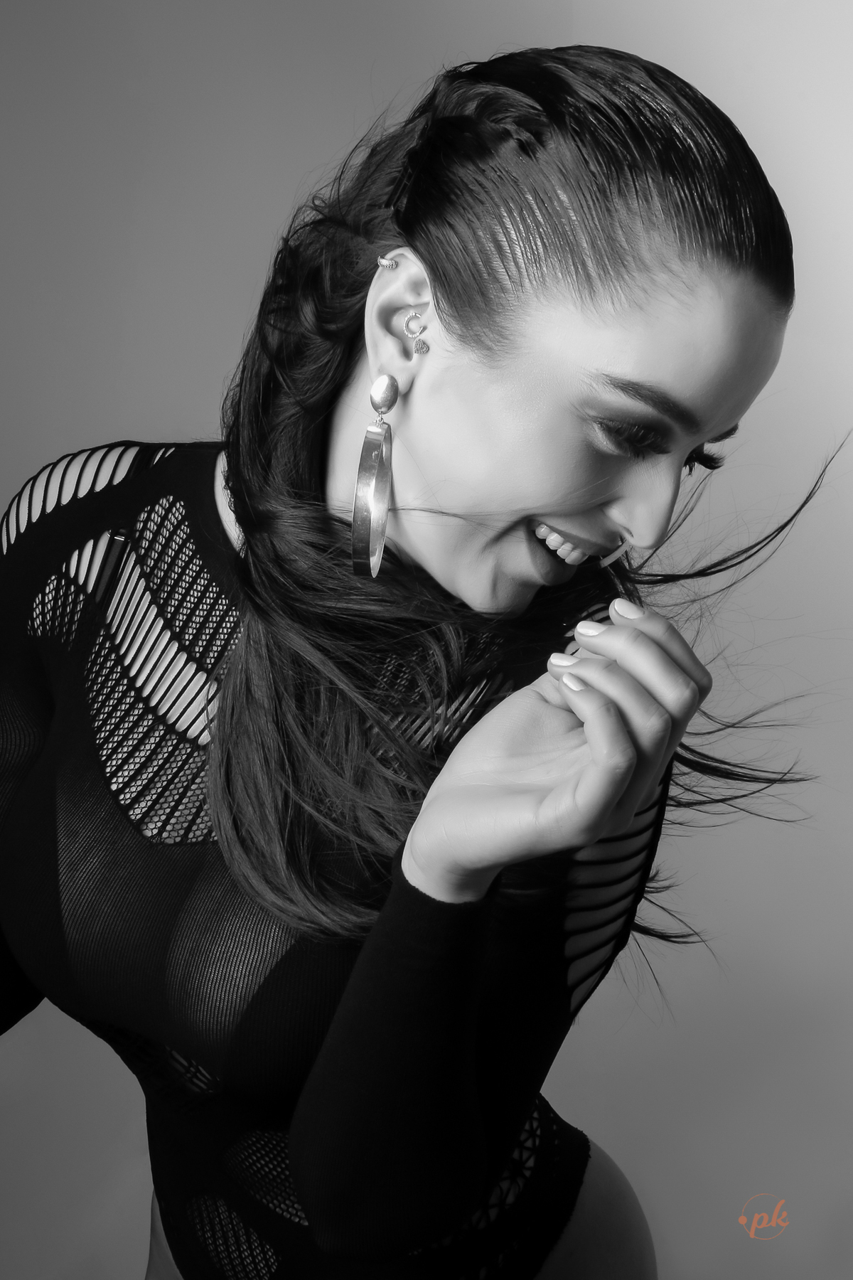 Ensaio Feminino, Parkolor Fotografia, foto, filmagem, drone, Gravataí, estúdio, make, sexy, carão, look, sorriso, fotos P&b, fotos preto e branco, lingerie, modelo de loja, roupa preta, bota cano alto, vestido suede marrom, bolsa, assessório, 