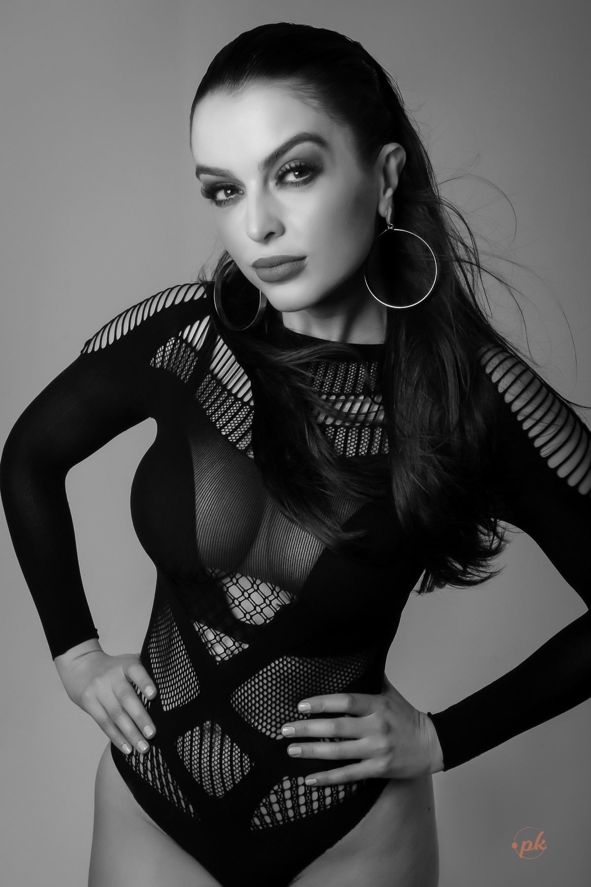 Ensaio Feminino, Parkolor Fotografia, foto, filmagem, drone, Gravataí, estúdio, make, sexy, carão, look, sorriso, fotos P&b, fotos preto e branco, lingerie, modelo de loja, roupa preta, bota cano alto, vestido suede marrom, bolsa, assessório, 