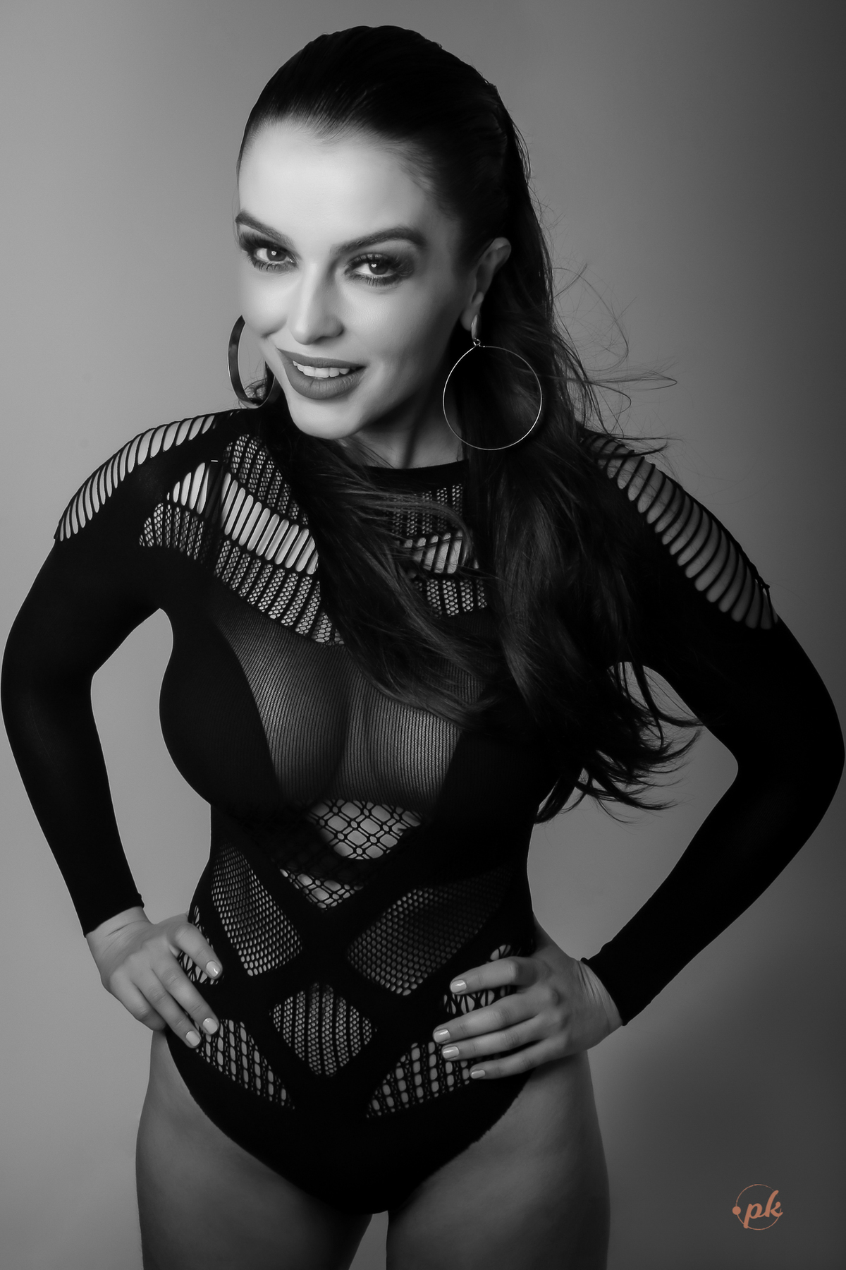 Ensaio Feminino, Parkolor Fotografia, foto, filmagem, drone, Gravataí, estúdio, make, sexy, carão, look, sorriso, fotos P&b, fotos preto e branco, lingerie, modelo de loja, roupa preta, bota cano alto, vestido suede marrom, bolsa, assessório, 