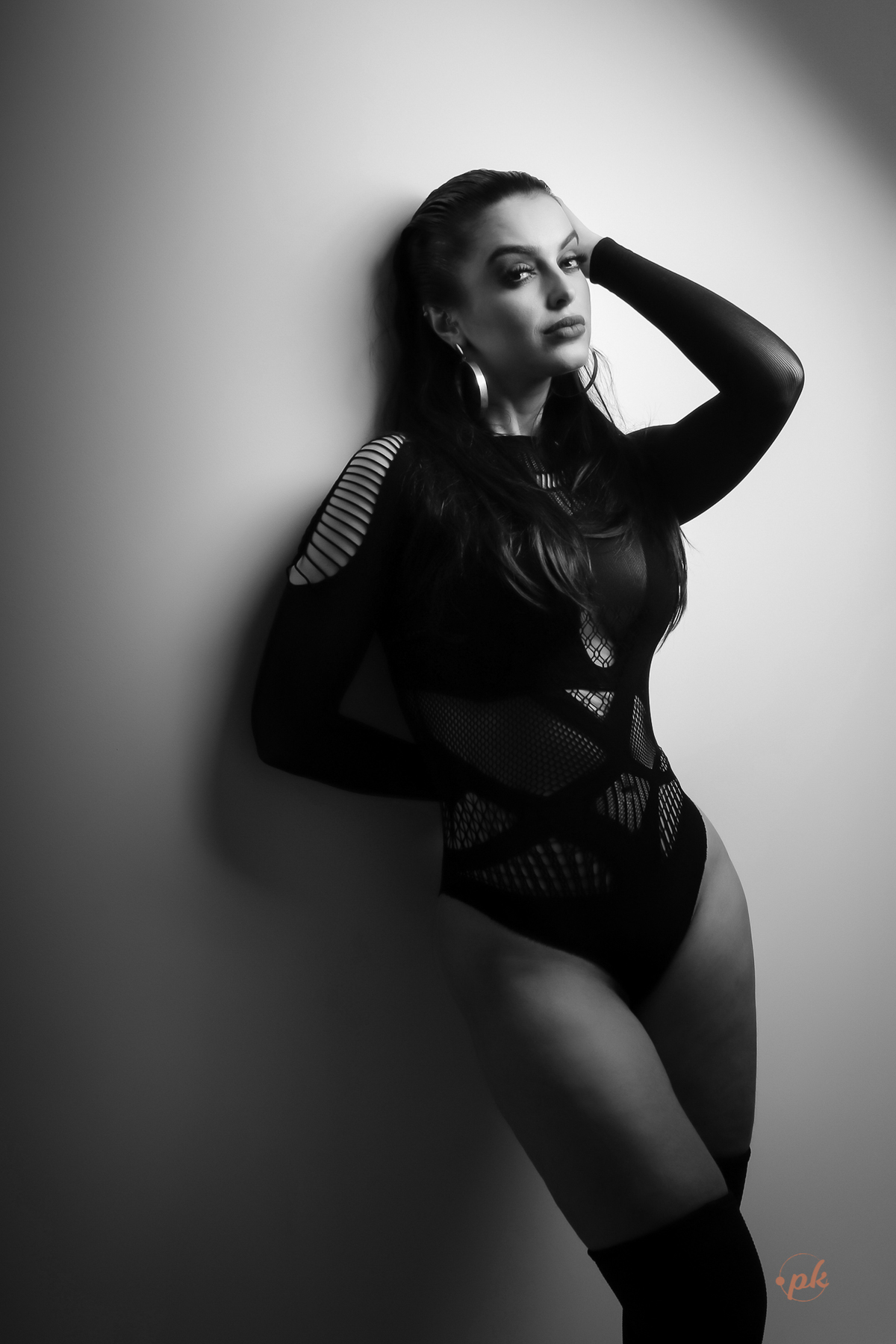 Ensaio Feminino, Parkolor Fotografia, foto, filmagem, drone, Gravataí, estúdio, make, sexy, carão, look, sorriso, fotos P&b, fotos preto e branco, lingerie, modelo de loja, roupa preta, bota cano alto, vestido suede marrom, bolsa, assessório, 