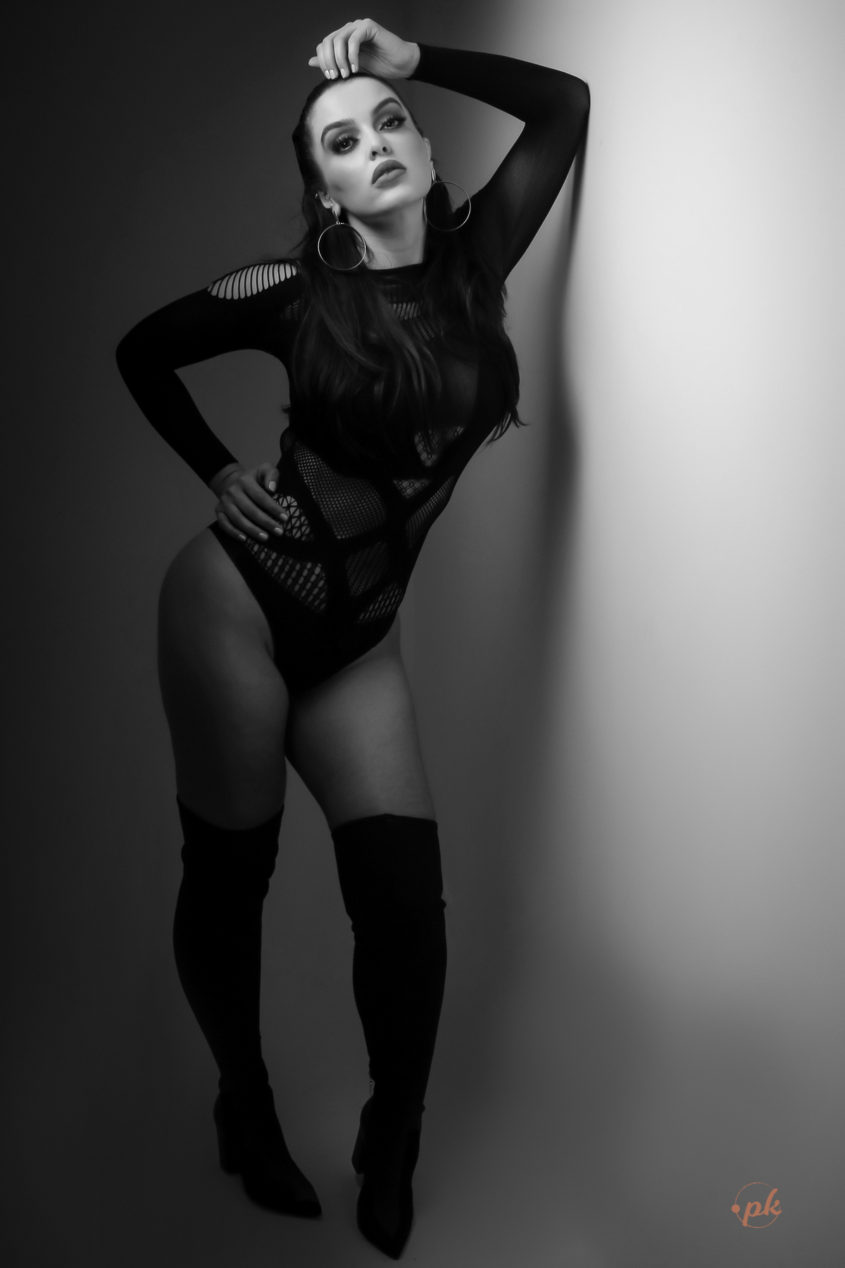 Ensaio Feminino, Parkolor Fotografia, foto, filmagem, drone, Gravataí, estúdio, make, sexy, carão, look, sorriso, fotos P&b, fotos preto e branco, lingerie, modelo de loja, roupa preta, bota cano alto, vestido suede marrom, bolsa, assessório, 