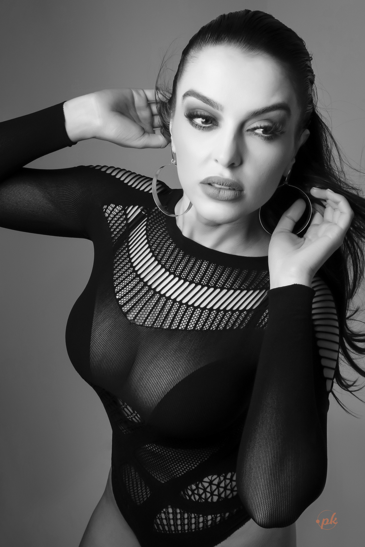 Ensaio Feminino, Parkolor Fotografia, foto, filmagem, drone, Gravataí, estúdio, make, sexy, carão, look, sorriso, fotos P&b, fotos preto e branco, lingerie, modelo de loja, roupa preta, bota cano alto, vestido suede marrom, bolsa, assessório, 