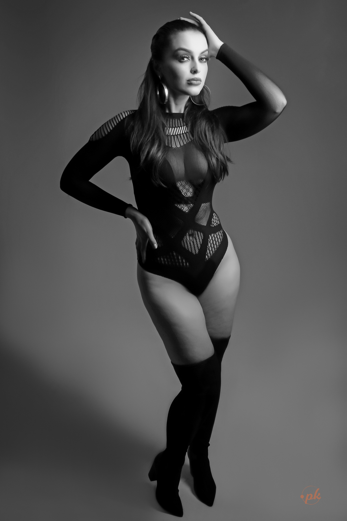 Ensaio Feminino, Parkolor Fotografia, foto, filmagem, drone, Gravataí, estúdio, make, sexy, carão, look, sorriso, fotos P&b, fotos preto e branco, lingerie, modelo de loja, roupa preta, bota cano alto, vestido suede marrom, bolsa, assessório, 