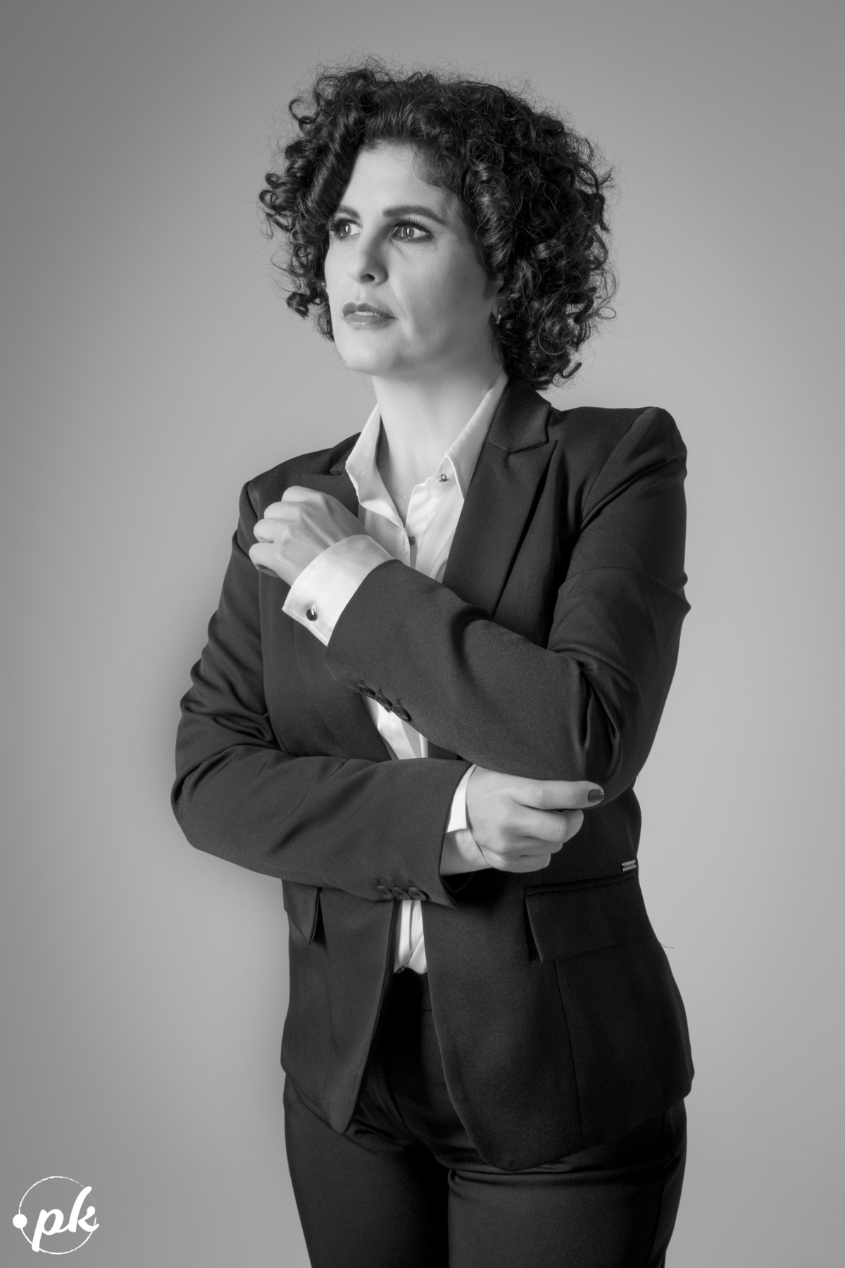 Ensaio Feminino, Parkolor Fotografia, foto, filmagem, drone, Gravataí, estúdio, make, sexy, carão, look, sorriso, fotos P&b, fotos preto e branco, lingerie, modelo, roupa preta, terno feminino, marrom, fotos profissional, assessório, tatuagem