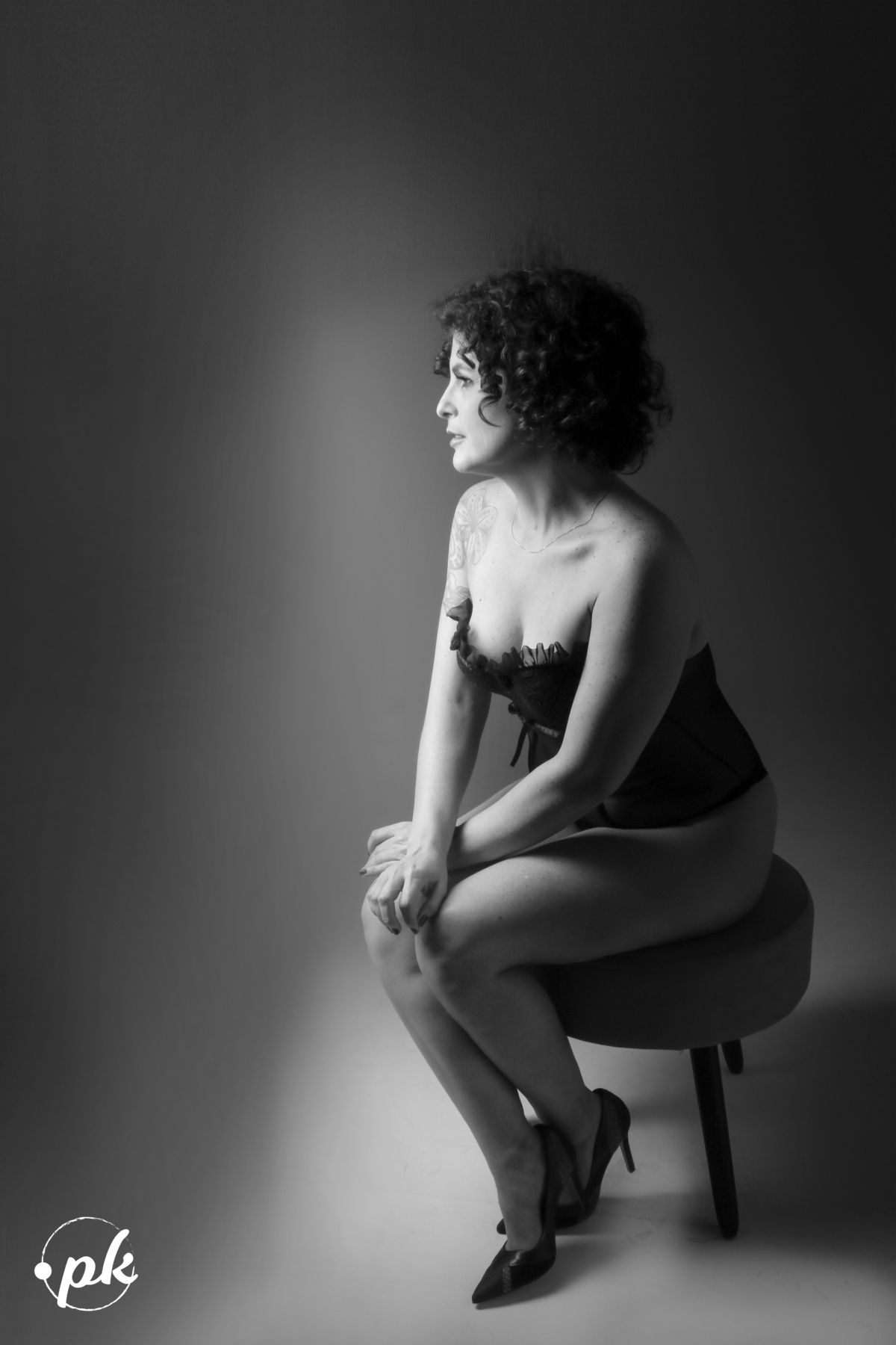 Ensaio Feminino, Parkolor Fotografia, foto, filmagem, drone, Gravataí, estúdio, make, sexy, carão, look, sorriso, fotos P&b, fotos preto e branco, lingerie, modelo, roupa preta, terno feminino, marrom, fotos profissional, assessório, tatuagem