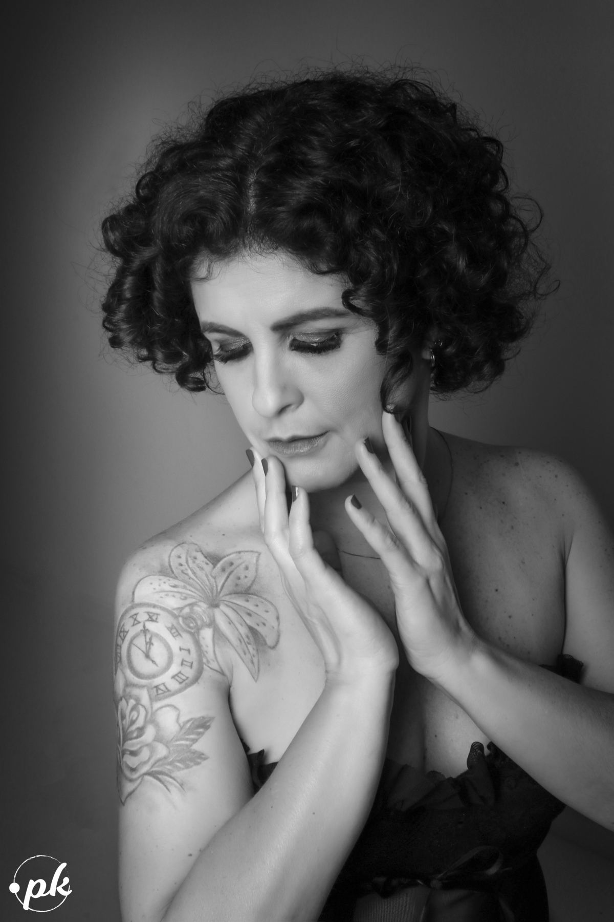 Ensaio Feminino, Parkolor Fotografia, foto, filmagem, drone, Gravataí, estúdio, make, sexy, carão, look, sorriso, fotos P&b, fotos preto e branco, lingerie, modelo, roupa preta, terno feminino, marrom, fotos profissional, assessório, tatuagem