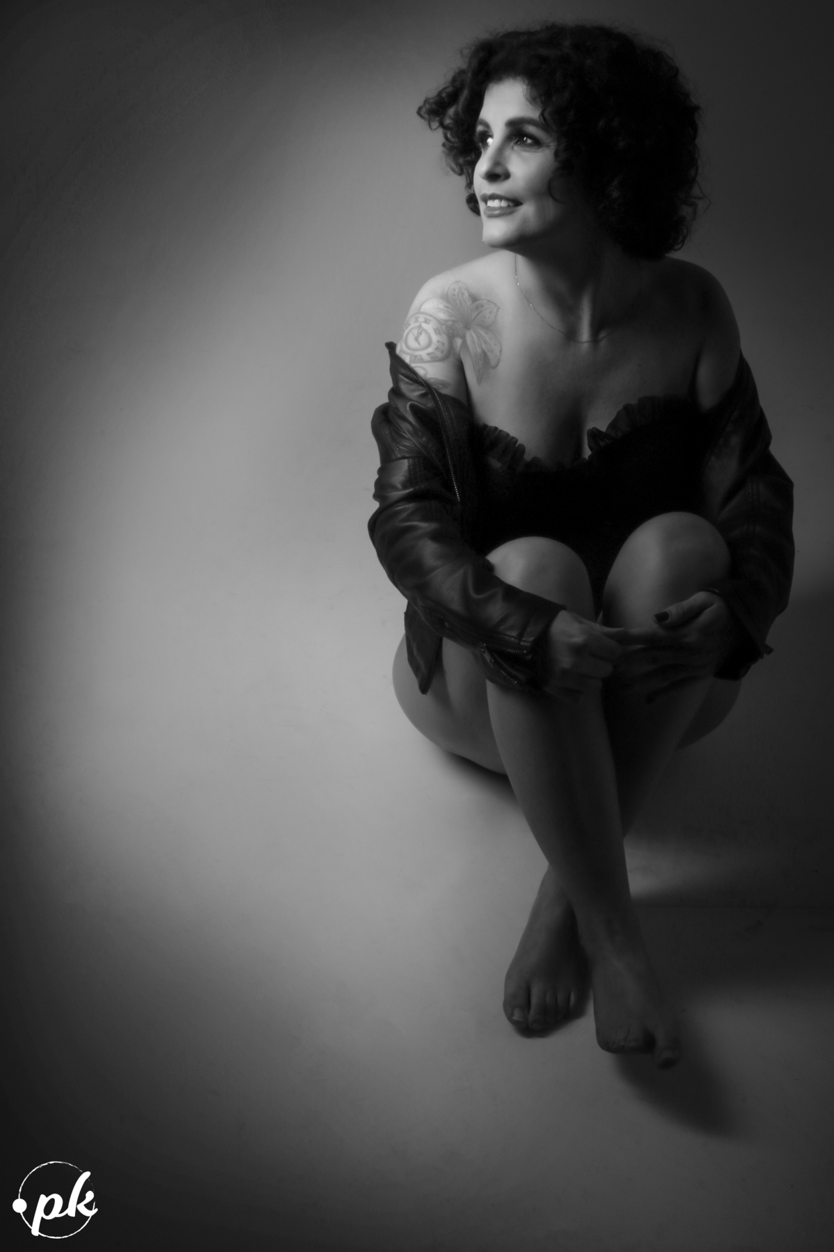 Ensaio Feminino, Parkolor Fotografia, foto, filmagem, drone, Gravataí, estúdio, make, sexy, carão, look, sorriso, fotos P&b, fotos preto e branco, lingerie, modelo, roupa preta, terno feminino, marrom, fotos profissional, assessório, tatuagem