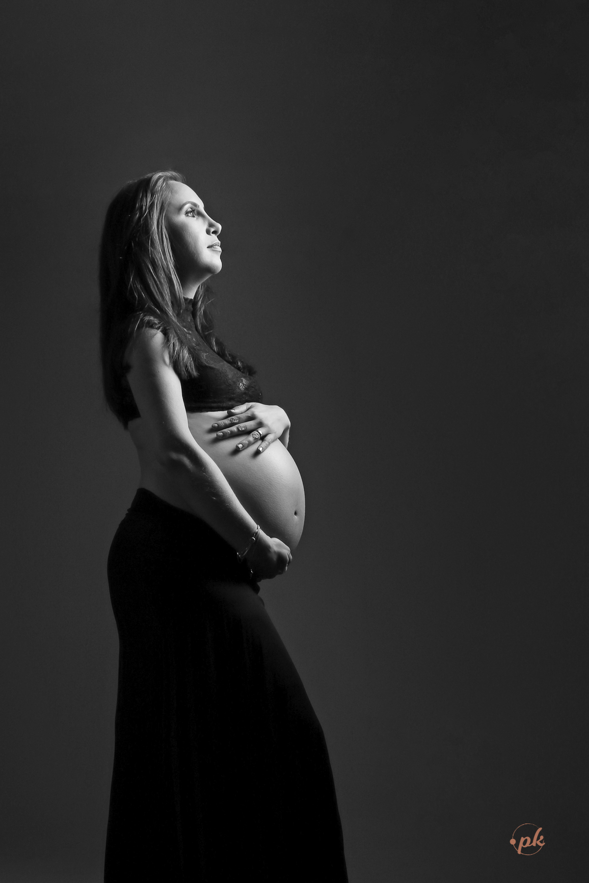 Ensaio de Gestante, Parkolor Fotografia, foto, filmagem, drone, Gravataí, estudio, make, família, gravida, abraço, look, sorriso, camisa social, irmão, blusa de renda, abraço, fotos P&b, fotos preto e branco, lingerie, sapatinhos, terço,rosário, colete