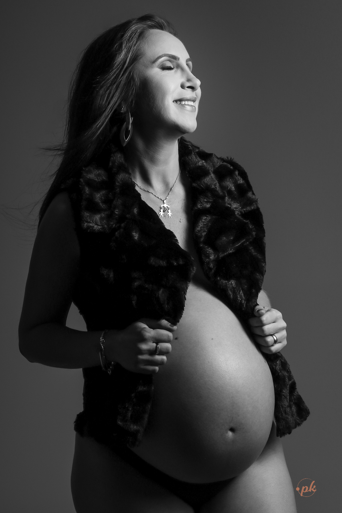 Ensaio de Gestante, Parkolor Fotografia, foto, filmagem, drone, Gravataí, estudio, make, família, gravida, abraço, look, sorriso, camisa social, irmão, blusa de renda, abraço, fotos P&b, fotos preto e branco, lingerie, sapatinhos, terço,rosário, colete