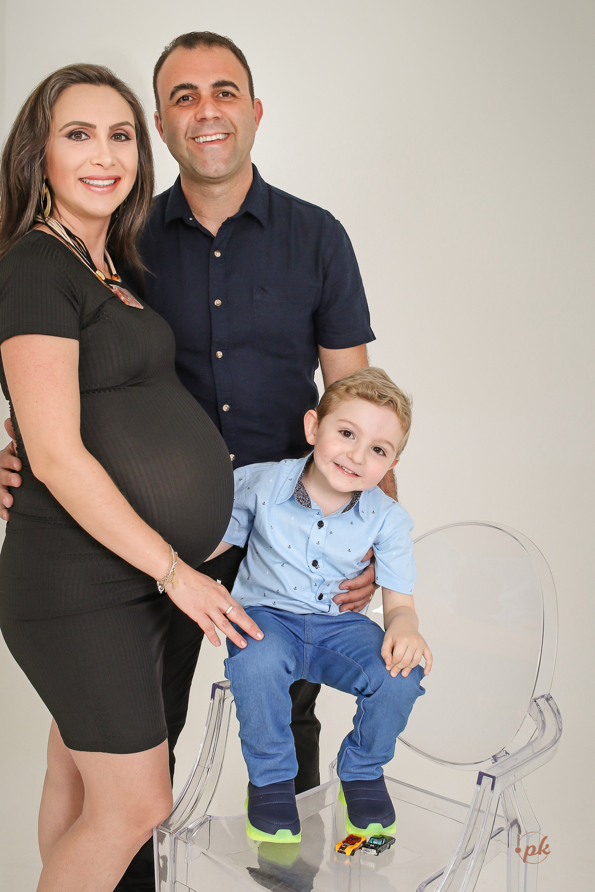 Ensaio de Gestante, Parkolor Fotografia, foto, filmagem, drone, Gravataí, estudio, make, família, gravida, abraço, look, sorriso, camisa social, irmão, blusa de renda, abraço, fotos P&b, fotos preto e branco, lingerie, sapatinhos, terço,rosário, colete