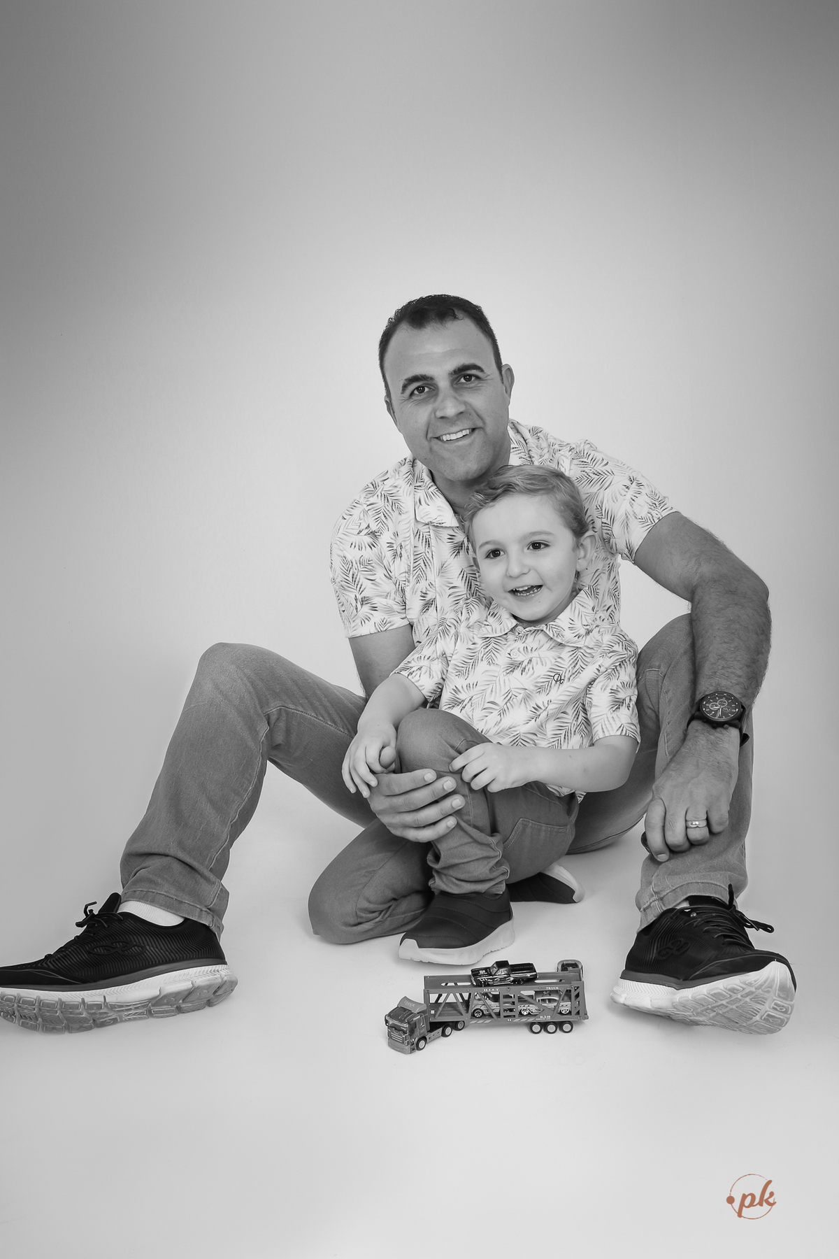 Ensaio de Gestante, Parkolor Fotografia, foto, filmagem, drone, Gravataí, estudio, make, família, gravida, abraço, look, sorriso, camisa social, irmão, blusa de renda, abraço, fotos P&b, fotos preto e branco, lingerie, sapatinhos, terço,rosário, colete