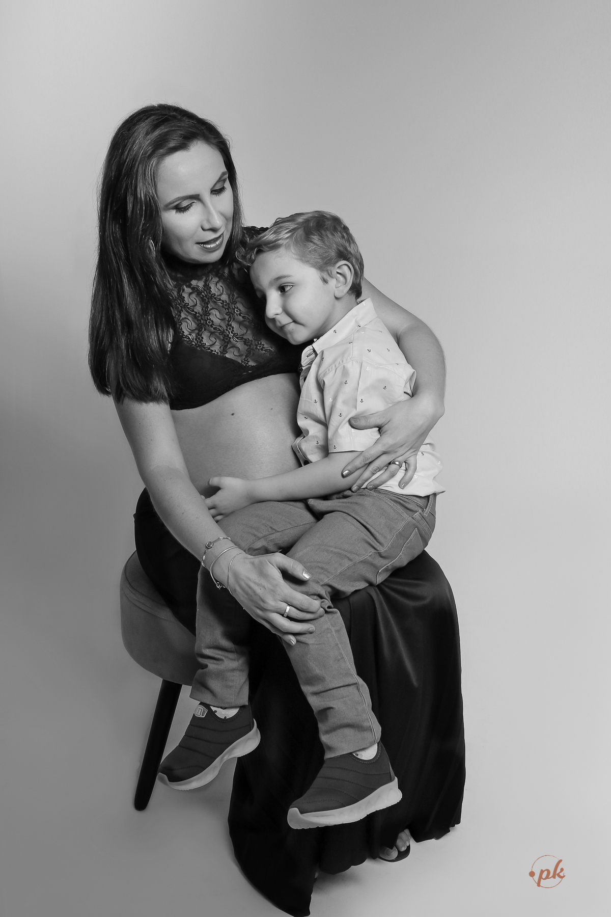 Ensaio de Gestante, Parkolor Fotografia, foto, filmagem, drone, Gravataí, estudio, make, família, gravida, abraço, look, sorriso, camisa social, irmão, blusa de renda, abraço, fotos P&b, fotos preto e branco, lingerie, sapatinhos, terço,rosário, colete