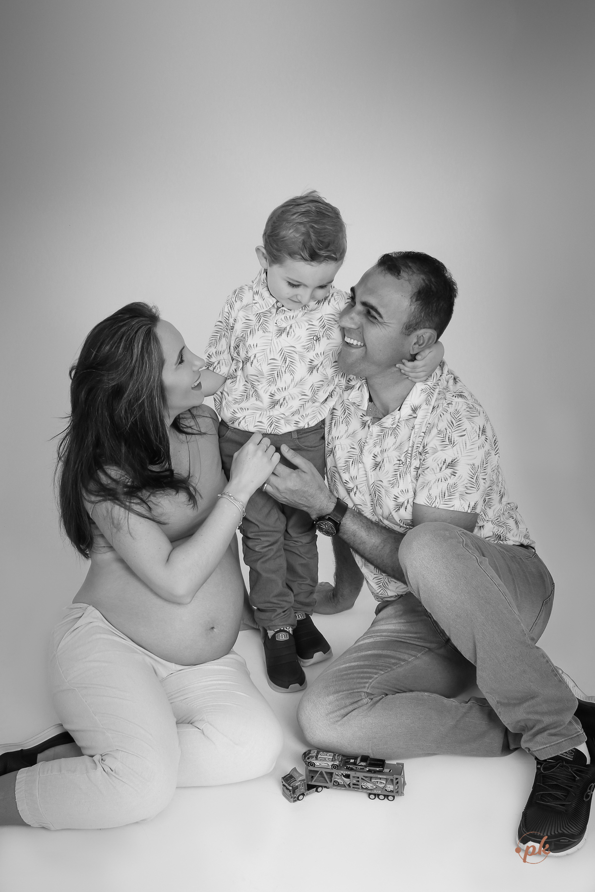 Ensaio de Gestante, Parkolor Fotografia, foto, filmagem, drone, Gravataí, estudio, make, família, gravida, abraço, look, sorriso, camisa social, irmão, blusa de renda, abraço, fotos P&b, fotos preto e branco, lingerie, sapatinhos, terço,rosário, colete