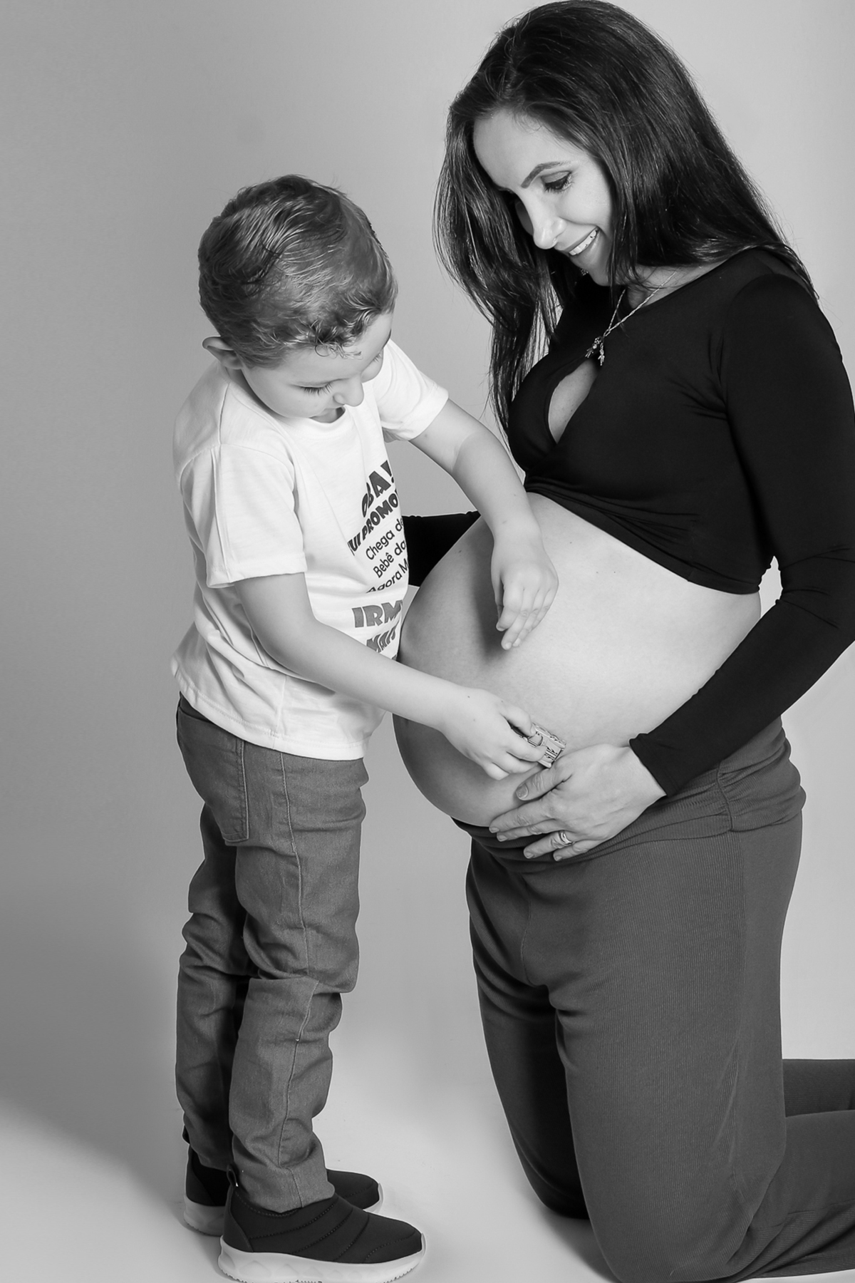 Ensaio de Gestante, Parkolor Fotografia, foto, filmagem, drone, Gravataí, estudio, make, família, gravida, abraço, look, sorriso, camisa social, irmão, blusa de renda, abraço, fotos P&b, fotos preto e branco, lingerie, sapatinhos, terço,rosário, colete