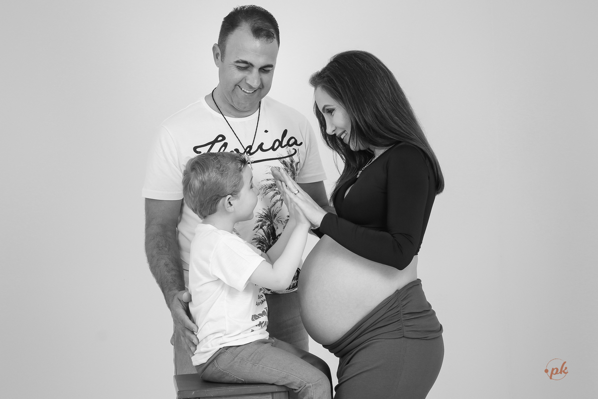 Ensaio de Gestante, Parkolor Fotografia, foto, filmagem, drone, Gravataí, estudio, make, família, gravida, abraço, look, sorriso, camisa social, irmão, blusa de renda, abraço, fotos P&b, fotos preto e branco, lingerie, sapatinhos, terço,rosário, colete