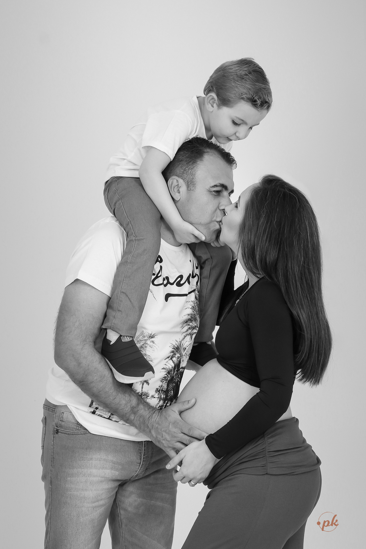 Ensaio de Gestante, Parkolor Fotografia, foto, filmagem, drone, Gravataí, estudio, make, família, gravida, abraço, look, sorriso, camisa social, irmão, blusa de renda, abraço, fotos P&b, fotos preto e branco, lingerie, sapatinhos, terço,rosário, colete