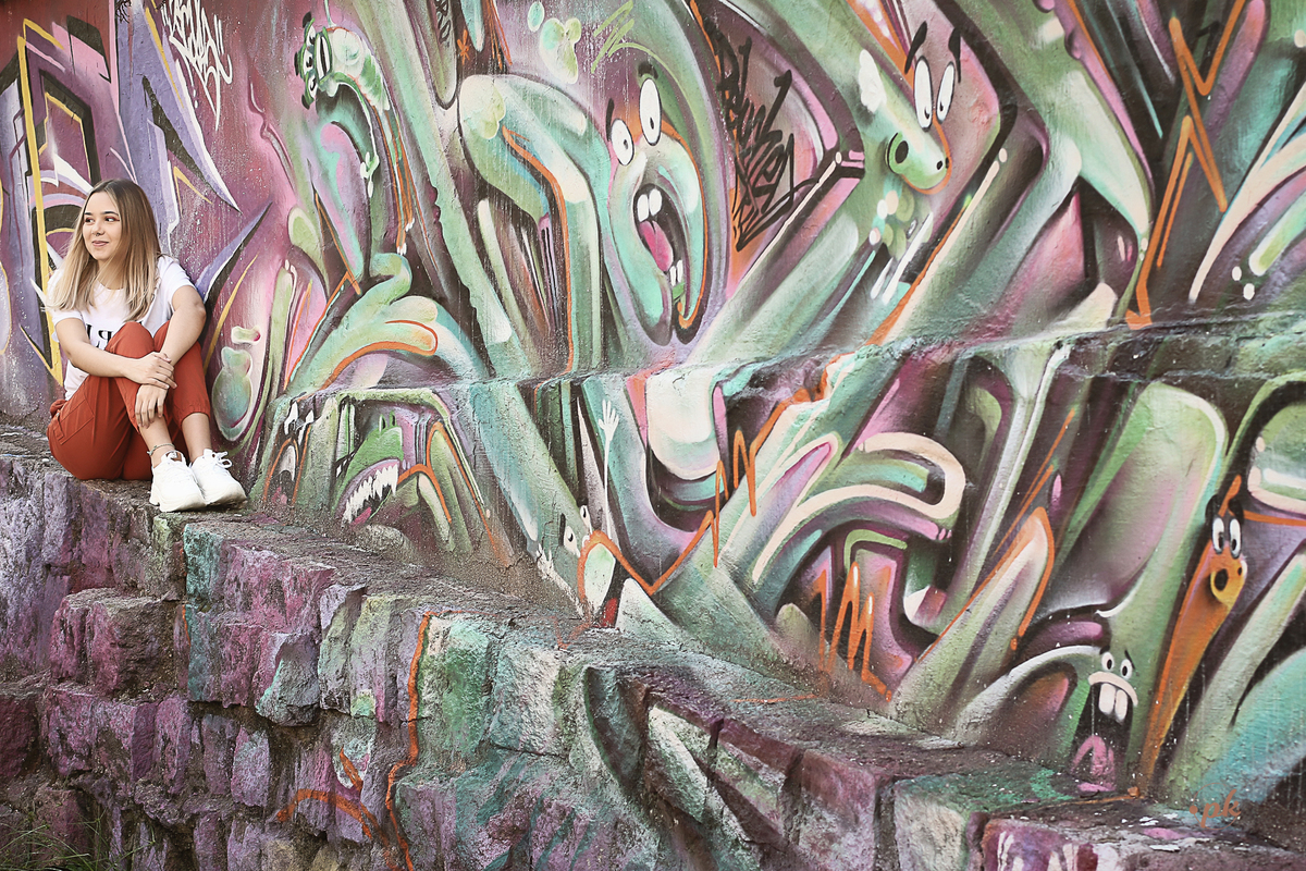 Ensaio Feminino, Parkolor Fotografia, foto, filmagem, drone, Gravataí, Porto Alegre, pichação parede, look extrovertido, cabelo raspado, fotos urbanas, make, fotos noite, jaqueta couro, fotos com irmã, piercing 