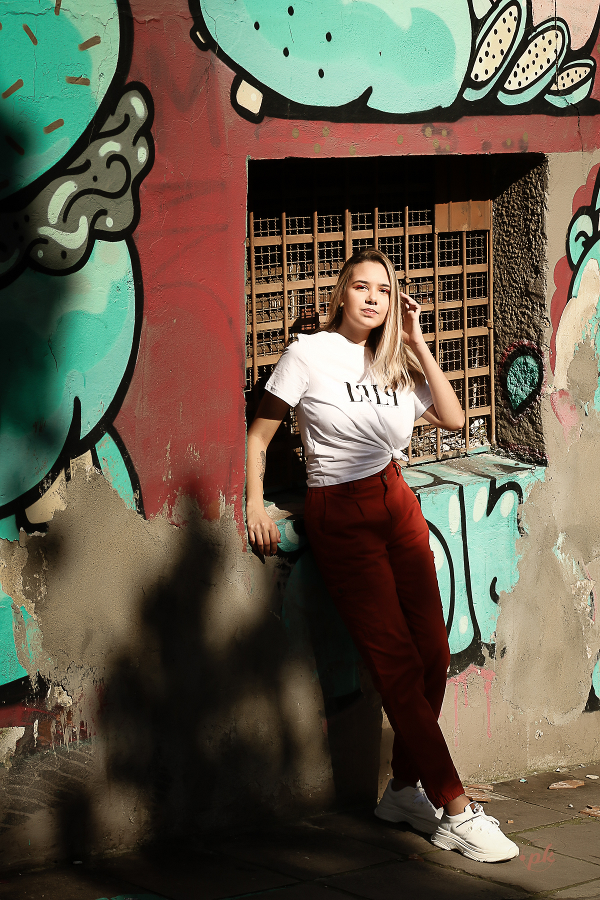Ensaio Feminino, Parkolor Fotografia, foto, filmagem, drone, Gravataí, Porto Alegre, pichação parede, look extrovertido, cabelo raspado, fotos urbanas, make, fotos noite, jaqueta couro, fotos com irmã, piercing 
