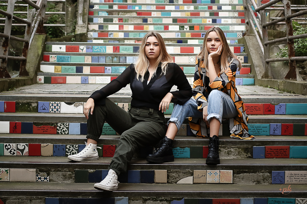 Ensaio Feminino, Parkolor Fotografia, foto, filmagem, drone, Gravataí, Porto Alegre, pichação parede, look extrovertido, cabelo raspado, fotos urbanas, make, fotos noite, jaqueta couro, fotos com irmã, piercing 