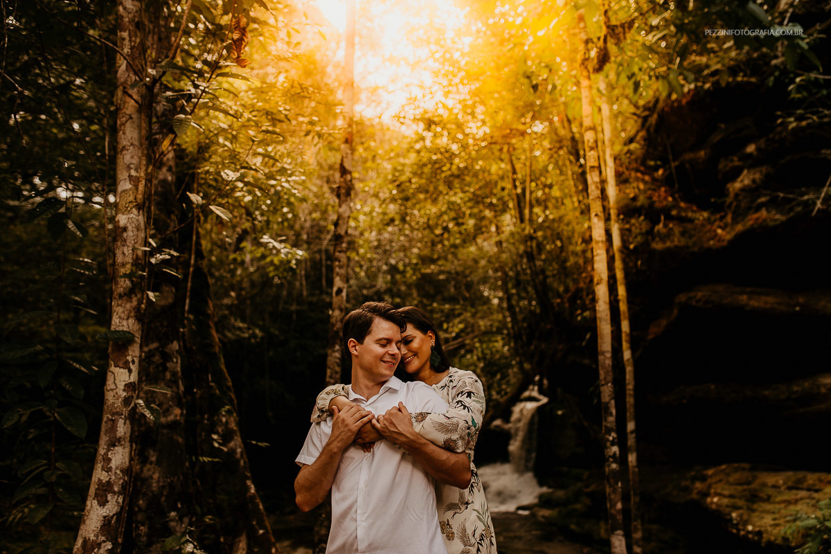 Casal se divertindo, foto pb, sorriso, abraços, fotografia de ensaio, pezzini fotografia, cachoeira, mata amazônica, presidente Figueiredo, ensaio fotográfico, casal de extatas, casamento chacara santo Agostinho