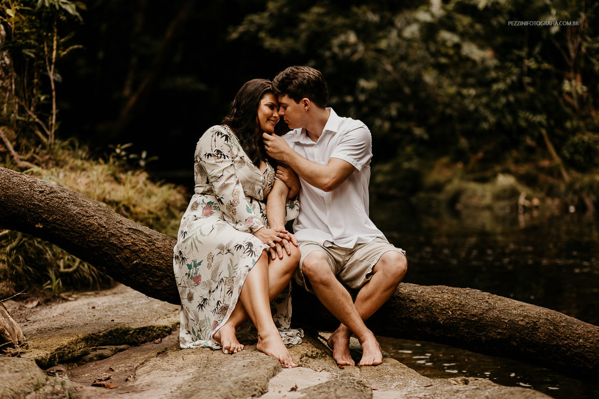 Casal se divertindo, foto pb, sorriso, abraços, fotografia de ensaio, pezzini fotografia, cachoeira, mata amazônica, presidente Figueiredo, ensaio fotográfico, casal de extatas, casamento chacara santo Agostinho