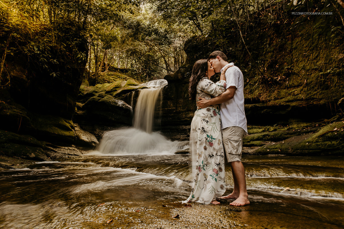 Casal se divertindo, foto pb, sorriso, abraços, fotografia de ensaio, pezzini fotografia, cachoeira, mata amazônica, presidente Figueiredo, ensaio fotográfico, casal de extatas, casamento chacara santo Agostinho