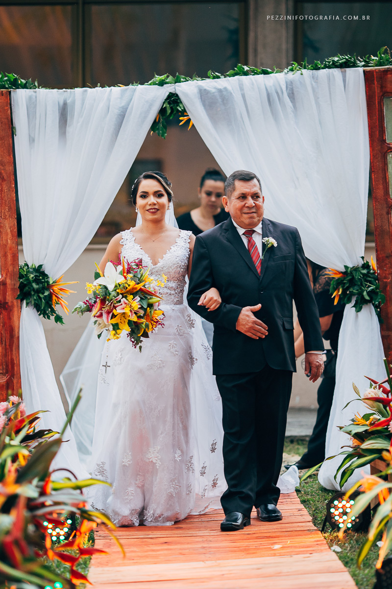 entrada da noiva, casamento de dia, clube dos magistrados, maquiagem noiva manaus, fotografo de casamento manaus, fotografia manaus, pezzini fotografia, detalhes de casamento, noiva se maquiando, casamento ao ar livre, casamento com chuva, foto de casa