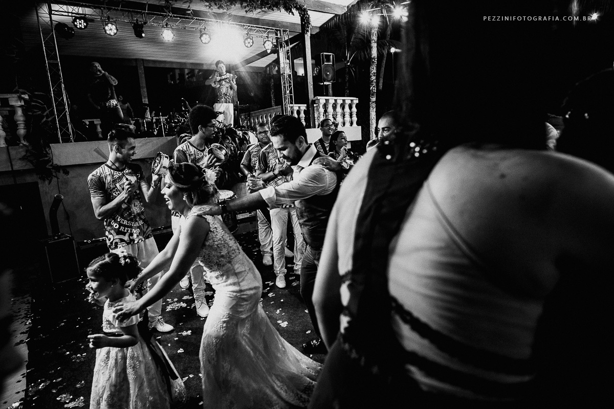 gravata noivos, casamento de dia, clube dos magistrados, maquiagem noiva manaus, fotografo de casamento manaus, fotografia manaus, pezzini fotografia, detalhes de casamento, noiva se maquiando, casamento ao ar livre, casamento com chuva, foto de casa