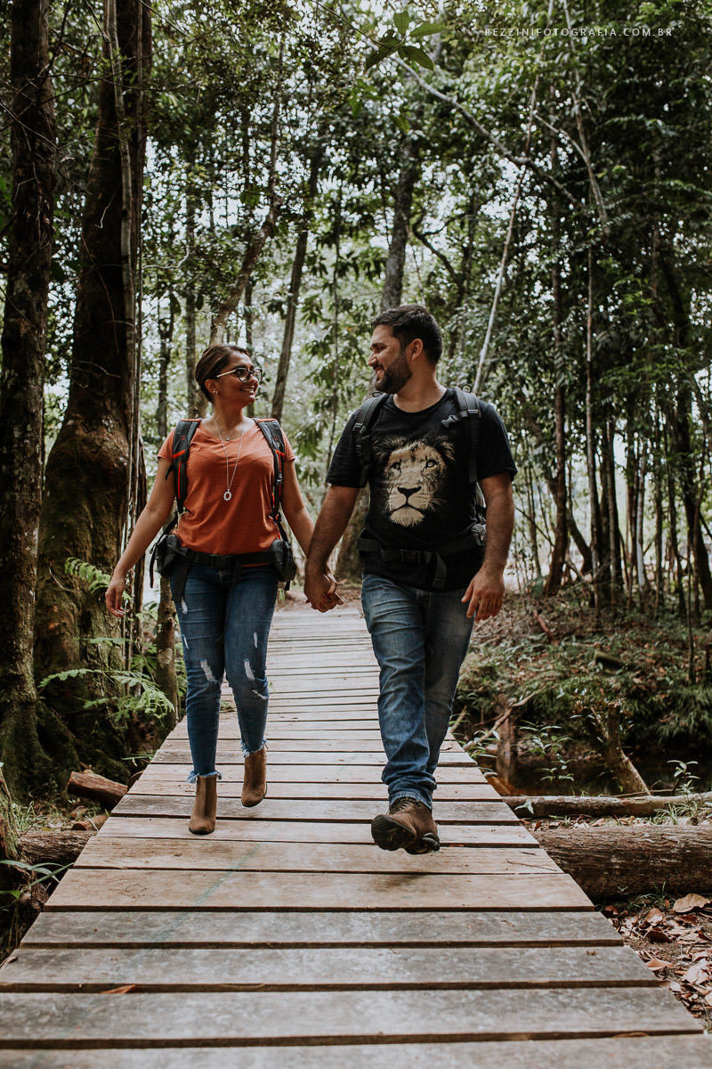Casal se divertindo, foto pb, sorriso, abraços, fotografia de ensaio, pezzini fotografia, cachoeira, mata amazônica, presidente Figueiredo, ensaio fotográfico, casal de extatas, casamento vitta verdi, mochileiro manaus, viagem, aventura, ospezzini