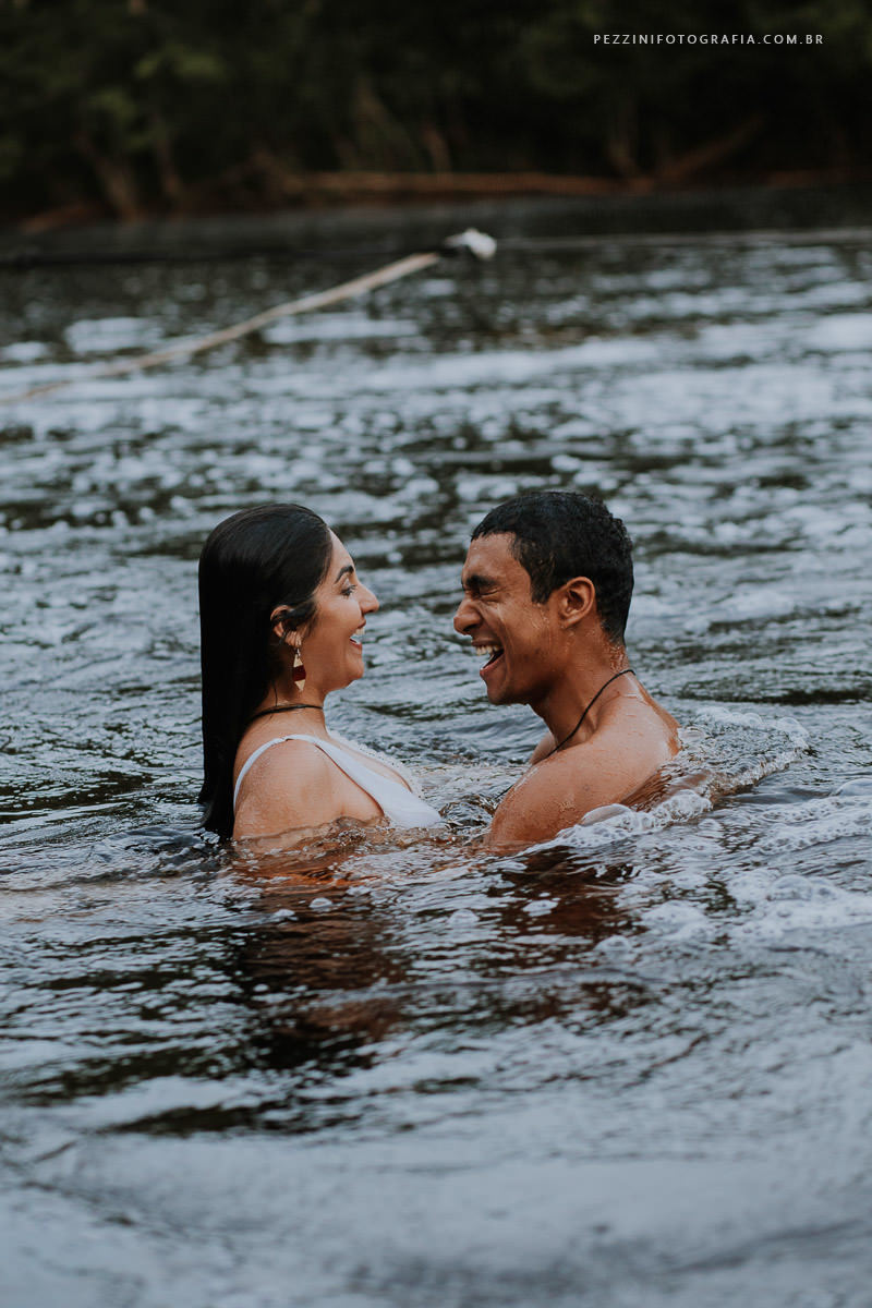 Casal se divertindo, foto pb, sorriso, abraços, fotografia de ensaio, pezzini fotografia, cachoeira, mata amazônica, presidente Figueiredo, ensaio fotográfico, casal de extatas, casamento vitta verdi, mochileiro manaus, viagem, aventura, ospezzini