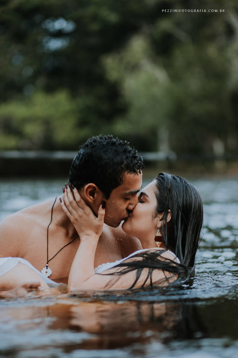 Casal se divertindo, foto pb, sorriso, abraços, fotografia de ensaio, pezzini fotografia, cachoeira, mata amazônica, presidente Figueiredo, ensaio fotográfico, casal de extatas, casamento vitta verdi, mochileiro manaus, viagem, aventura, ospezzini