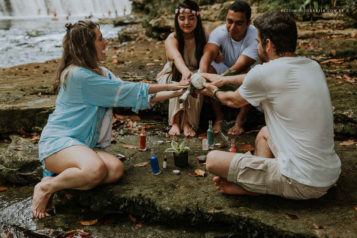 Casal se divertindo, foto pb, sorriso, abraços, fotografia de ensaio, pezzini fotografia, cachoeira, mata amazônica, presidente Figueiredo, ensaio fotográfico, casal de extatas, casamento vitta verdi, mochileiro manaus, viagem, aventura, ospezzini, manaus