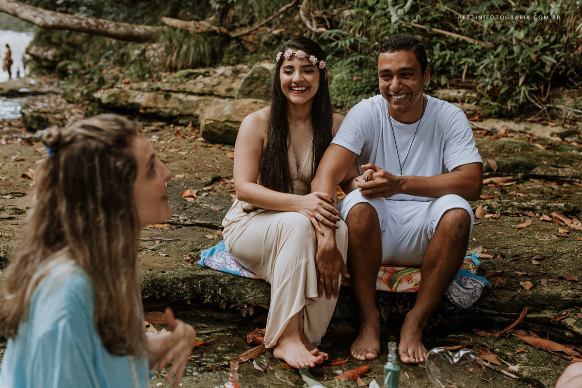 Casal se divertindo, foto pb, sorriso, abraços, fotografia de ensaio, pezzini fotografia, cachoeira, mata amazônica, presidente Figueiredo, ensaio fotográfico, casal de extatas, casamento vitta verdi, mochileiro manaus, viagem, aventura, ospezzini, manaus