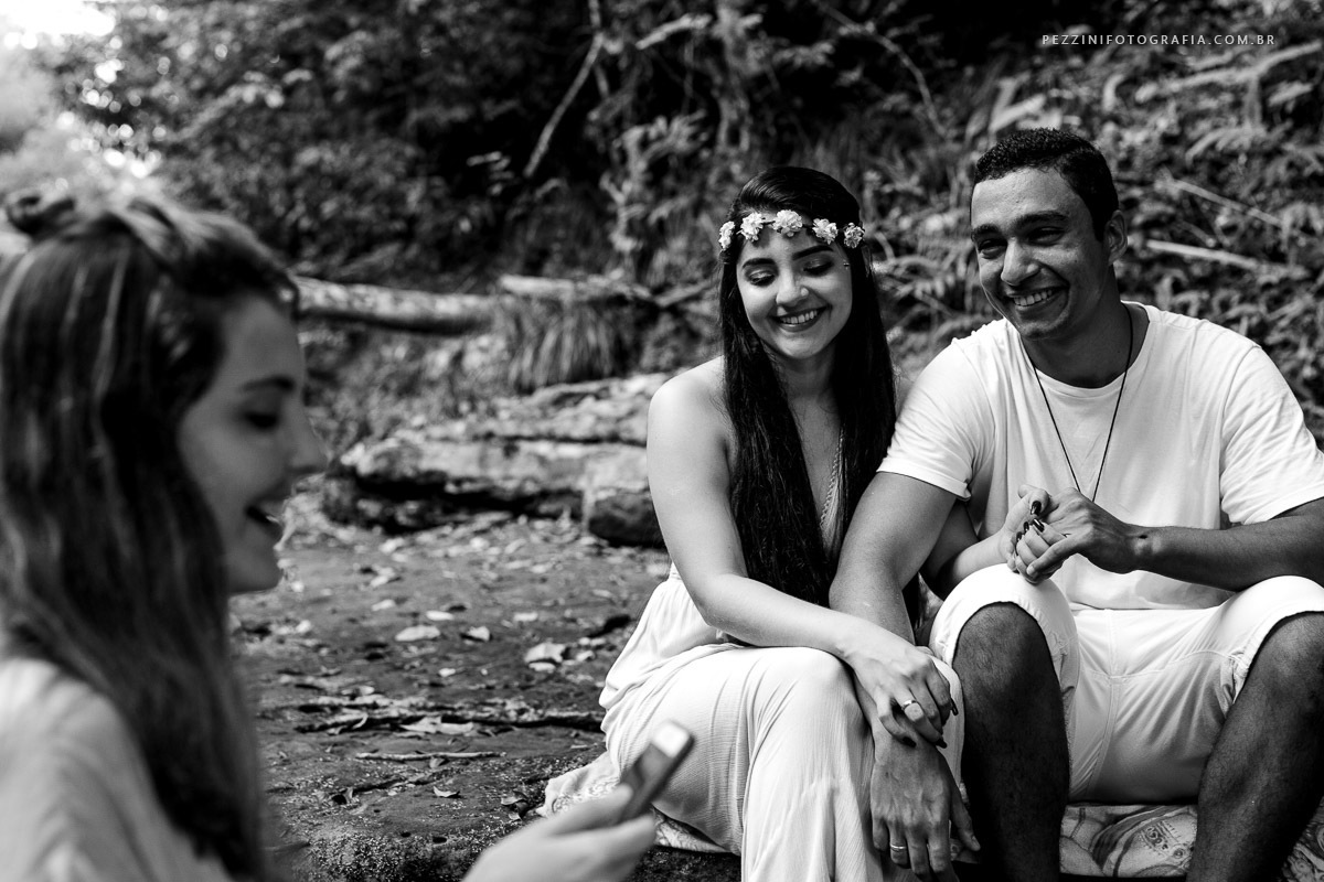 Casal se divertindo, foto pb, sorriso, abraços, fotografia de ensaio, pezzini fotografia, cachoeira, mata amazônica, presidente Figueiredo, ensaio fotográfico, casal de extatas, casamento vitta verdi, mochileiro manaus, viagem, aventura, ospezzini, manaus