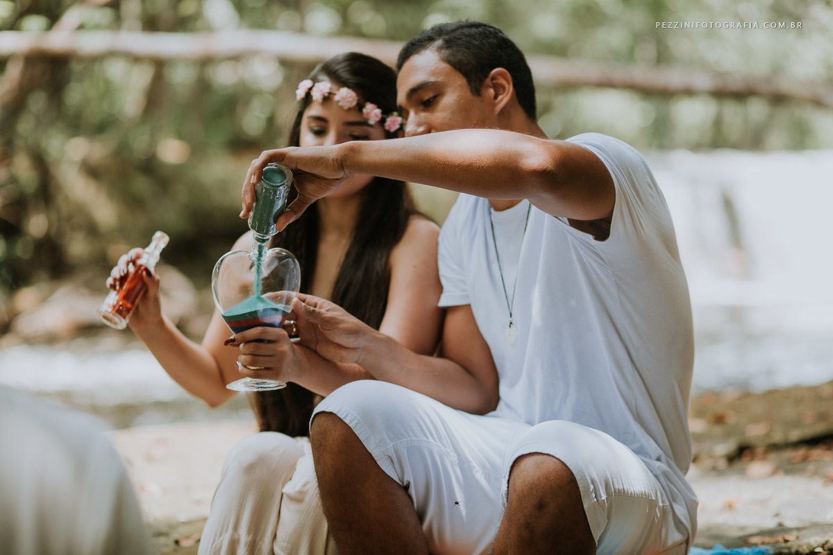 Casal se divertindo, foto pb, sorriso, abraços, fotografia de ensaio, pezzini fotografia, cachoeira, mata amazônica, presidente Figueiredo, ensaio fotográfico, casal de extatas, casamento vitta verdi, mochileiro manaus, viagem, aventura, ospezzini, manaus