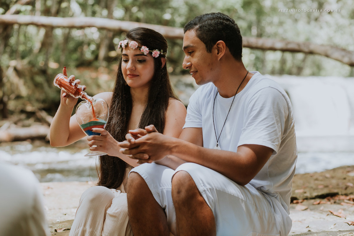 Casal se divertindo, foto pb, sorriso, abraços, fotografia de ensaio, pezzini fotografia, cachoeira, mata amazônica, presidente Figueiredo, ensaio fotográfico, casal de extatas, casamento vitta verdi, mochileiro manaus, viagem, aventura, ospezzini, manaus