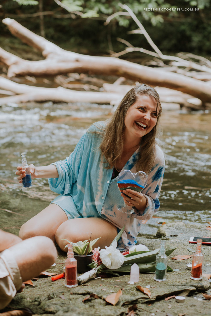 Casal se divertindo, foto pb, sorriso, abraços, fotografia de ensaio, pezzini fotografia, cachoeira, mata amazônica, presidente Figueiredo, ensaio fotográfico, casal de extatas, casamento vitta verdi, mochileiro manaus, viagem, aventura, ospezzini, manaus