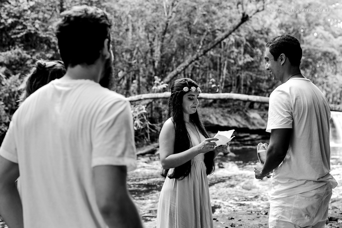 Casal se divertindo, foto pb, sorriso, abraços, fotografia de ensaio, pezzini fotografia, cachoeira, mata amazônica, presidente Figueiredo, ensaio fotográfico, casal de extatas, casamento vitta verdi, mochileiro manaus, viagem, aventura, ospezzini, manaus