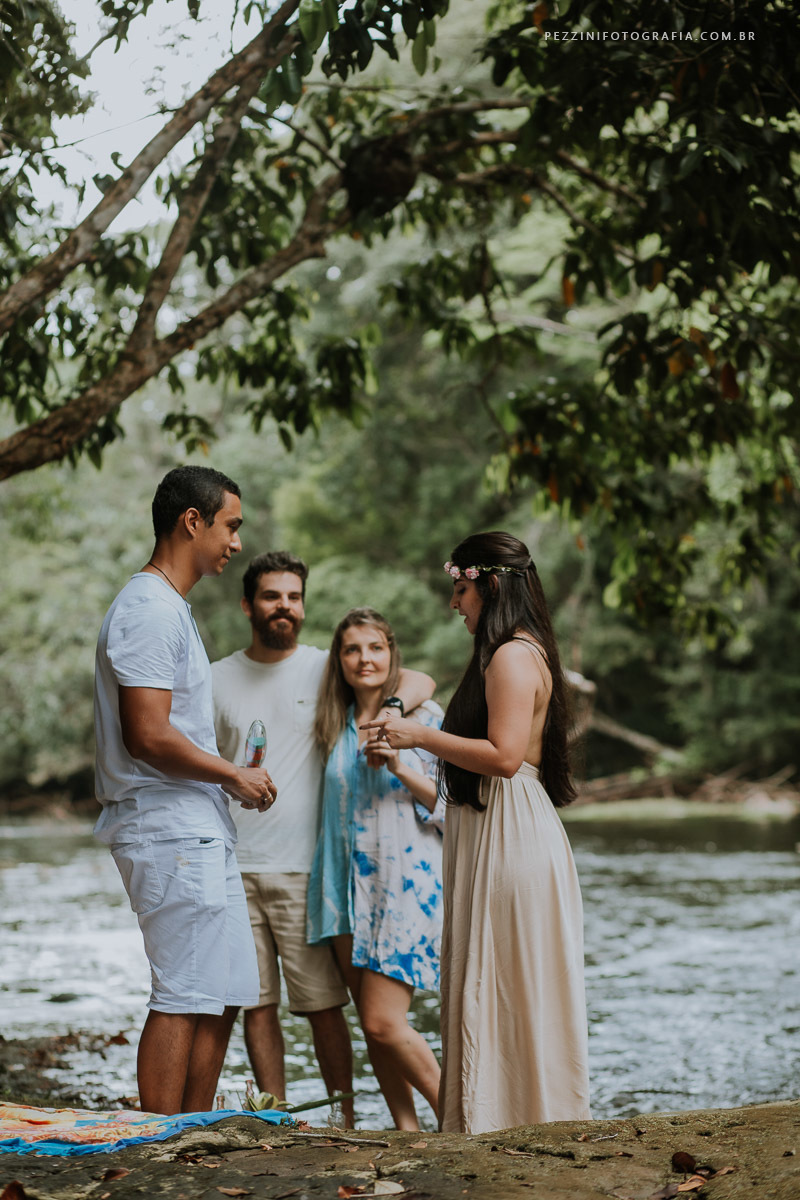 Casal se divertindo, foto pb, sorriso, abraços, fotografia de ensaio, pezzini fotografia, cachoeira, mata amazônica, presidente Figueiredo, ensaio fotográfico, casal de extatas, casamento vitta verdi, mochileiro manaus, viagem, aventura, ospezzini, manaus