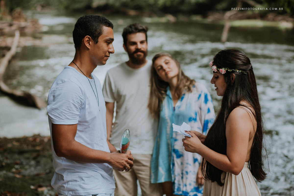 Casal se divertindo, foto pb, sorriso, abraços, fotografia de ensaio, pezzini fotografia, cachoeira, mata amazônica, presidente Figueiredo, ensaio fotográfico, casal de extatas, casamento vitta verdi, mochileiro manaus, viagem, aventura, ospezzini, manaus