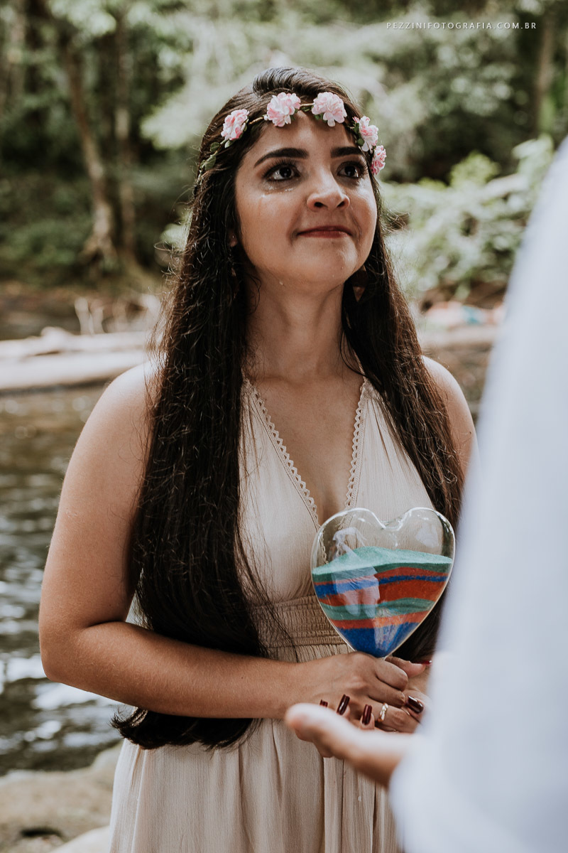 Casal se divertindo, foto pb, sorriso, abraços, fotografia de ensaio, pezzini fotografia, cachoeira, mata amazônica, presidente Figueiredo, ensaio fotográfico, casal de extatas, casamento vitta verdi, mochileiro manaus, viagem, aventura, ospezzini, manaus